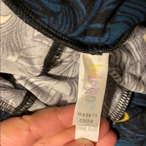 LuLaRoe One Size Leggings• Peacock Feather 🪶 Print 🖤💛🩵 - Picture 3 of 6